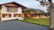 Biệt thự thiết kế theo kiến trúc truyền thống kiểu Thái, có cửa gỗ, hiên nhà,...