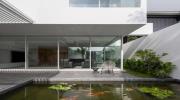 Thiết kế vườn và hồ nước bao quanh nhà để tạo không gian sống xanh cho gia đình