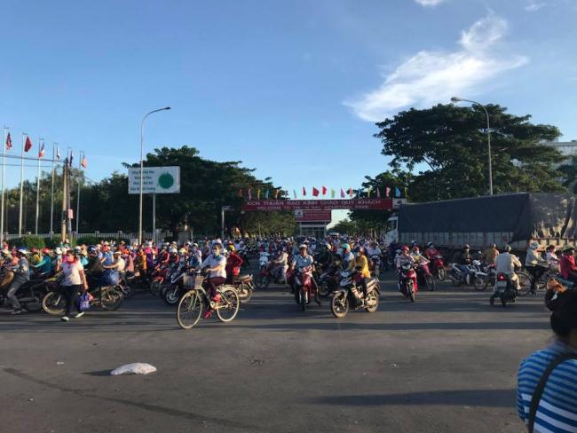 Bán nhà măt phố đường Nguyễn Trung Trực,đang kinh doanh ngay cổng chợ KCN Thuận Đạo.900tr