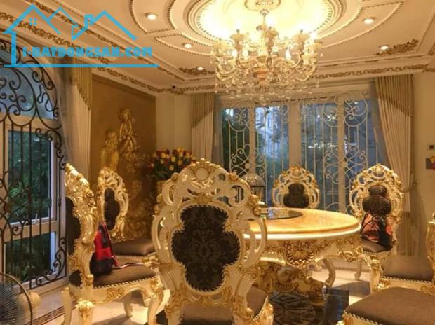 CUNG ĐIỆN HOÀNG GIA, TOÀN BỘ NỘI THẤT DÁT VÀNG 24K, SIÊU KỊCH ĐỘC, KHÔNG BAO GIỜ CÓ CĂN TH