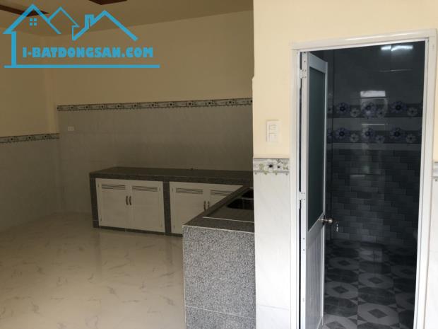 Bán căn nhà cấp 4 giá rẻ cho công nhân gần kề QLộ 13 , dân cư đông đúc - 1