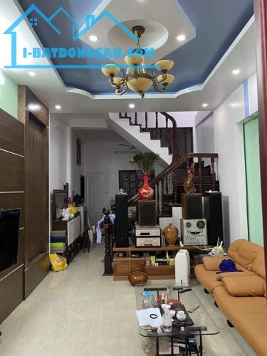 Bán nhà 4 tầng phố Phương Mai, Dt 40m2 Mt 4m, Giá 4,3 tỷ. Lh 0913518923