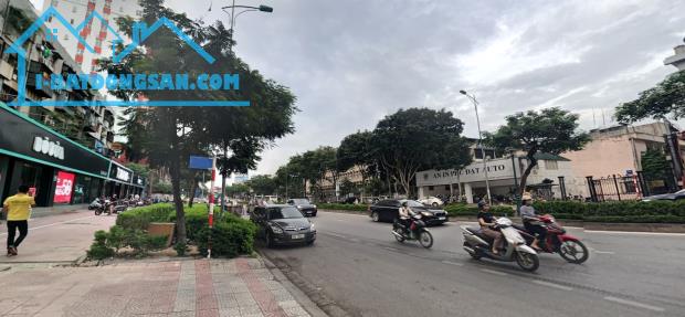 Bán nhà phố Nguyễn Văn Cừ, tặng 100m² đất, Mặt tiền 5m, Ôtô vào nhà. - 1