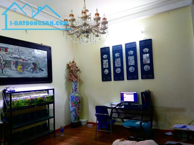 Bán nhà phố Đê La Thành, 60 m2, ô tô đỗ cửa, mặt tiền 4,4 m,kinh doanh mở văn phòng.