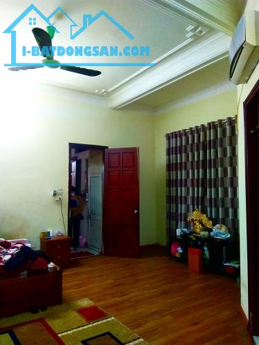 Bán nhà phố Hoàng Cầu, 239 m2, 5 tầng, ô tô vào nhà, kinh doanh các loại.