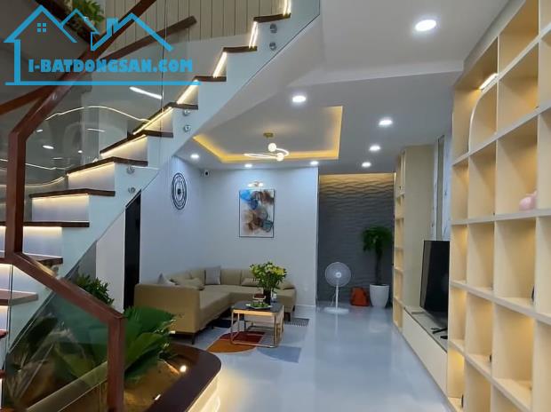 Bán gấp nhà Sát MT Lũy Bán Bích, DT 90m2, hẻm ôtô- Tân phú, Bình Tân