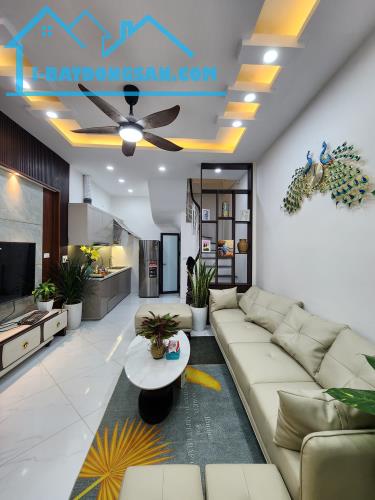 Cực hiếm nhà phố Nguyễn Ngọc Vũ, Cầu Giấy, 35m2 x 5T, giá chỉ 3.5 tỷ - 2