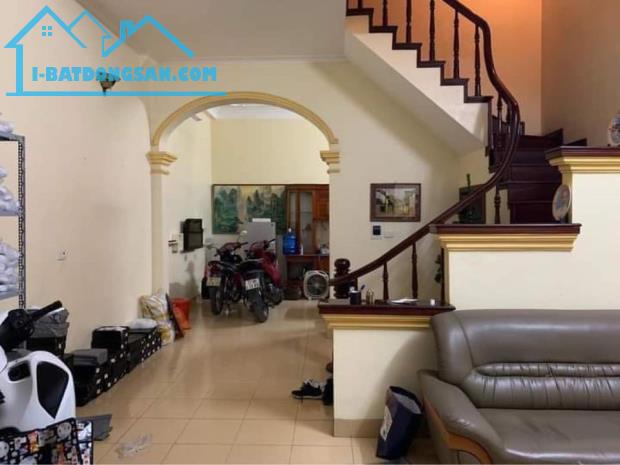 Bán nhà Ngõ 12 Phố Chùa Bộc, đối diện KTX Học viện Ngân Hàng, 36m2 x5 tầng, Giá 4,6 tỷ