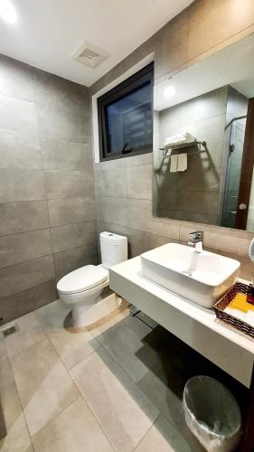 Bán Nhà Nguyễn Sơn- Nguyễn Văn Cừ DT55m2. 5 Tầng. MT 4,58m. Gara Ô Tô, Ô chờ Thang Máy