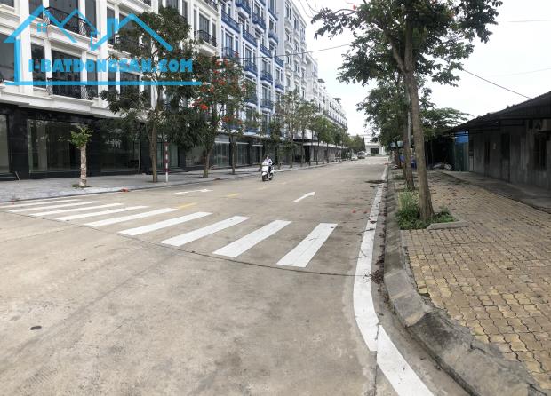 Bán lô đất 3300m2, 3 mặt tiền đường, xung quanh khách sạn, nhà hàng view biển