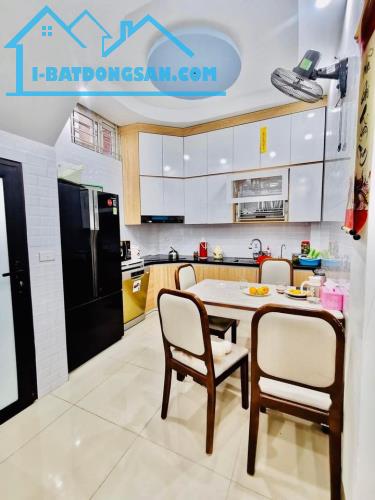 Bán nhà phân lô cách mặt Hồ Ba Mẫu 100m, Dt 36m2 x5 tầng, Mt 4m Giá 4,8 tỷ