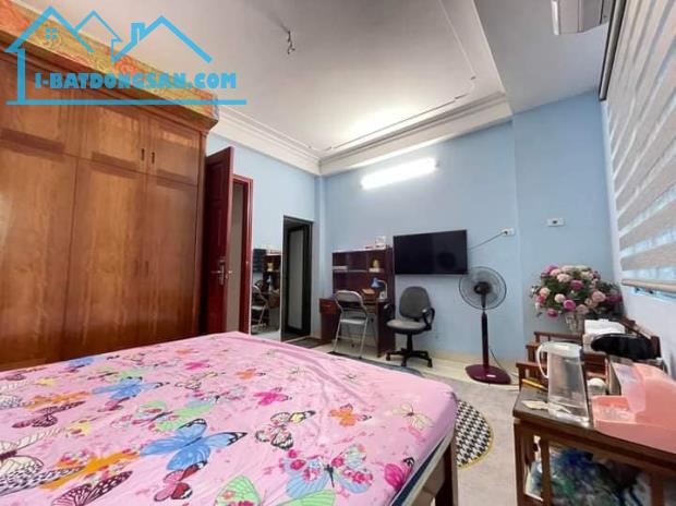Bán nhà phố Chùa Bộc, Gần HV Ngân Hàng, diện tích 43m2 x5 tầng, Giá 4,5 tỷ, Lh 0886631856