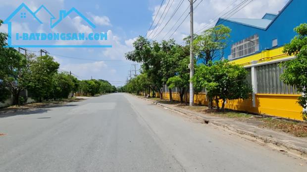 bán xưởng 17.000m2 văn phòng đẹp, có tầng lửng thuộc Đức Hòa, Long An giá 155 tỷ