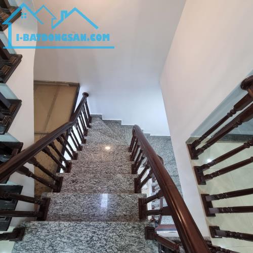 Bán nhà Nguyễn Văn Huyên Cầu Giấy oto đỗ cửa ngõ thông 40m2 mt5m 7 tỷ .