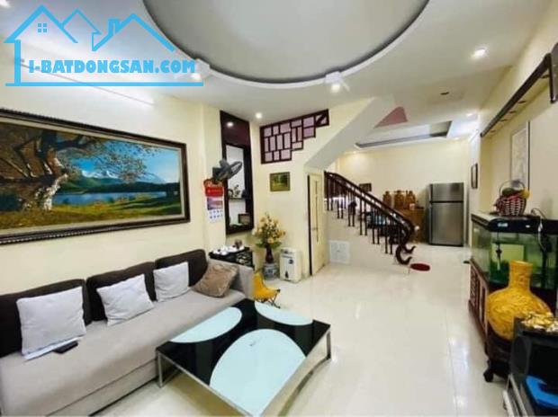Bán nhà 4 tầng Dt 45m2 phố Nguyễn Ngọc Vũ, Giá 6,4 tỷ, Lh 0913518923