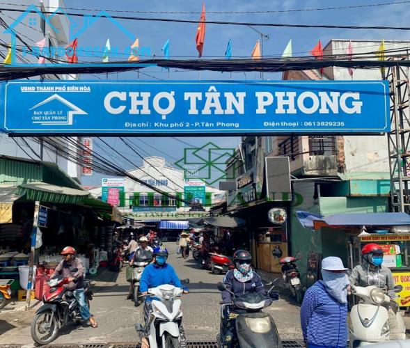 BÁN LỖ NHÀ TÂN PHONG SỔ HỒNG RIÊNG THỔ CƯ ĐƯỜNG RỘNG SÂN ĐẬU 2 OTO