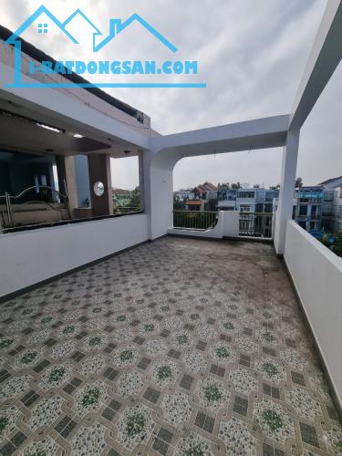 Mặt tiền đường 40m Trần Thị Ngôi, P.4, Q.8, DT: 80m2, bốn tầng, giá 14 tỷ.