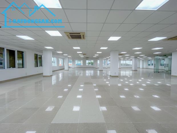 Cho thuê mặt bằng văn phòng làm việc, showroom ở đường Láng, giá tốt