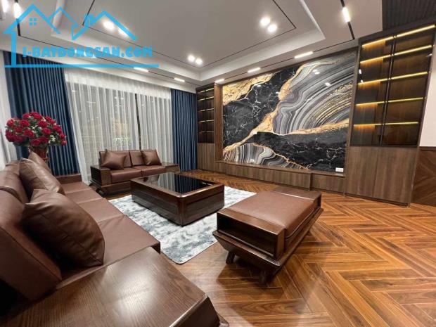 BÁN GẤP NHÀ SIÊU ĐẸP PHỐ NGUYỄN VĂN CỪ. 70M x 6T THANG MÁY - FULL NỘI THẤT, GARA 2 ÔTÔ. - 2