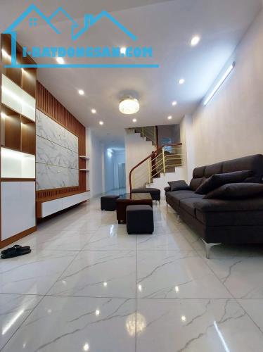 nhà gần ngã tư Canh gần Xuân Phương 41m2 5 tầng, 6 phòng, view 2 mặt thoáng