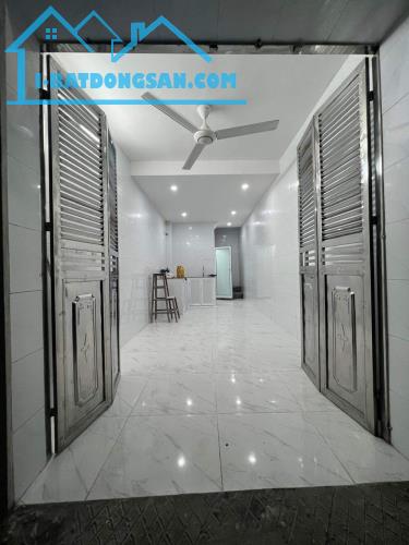 BÁN NHÀ 4 tầng phố Thông Phong, Đống Đa 13m2 giá 1.8 tỷ.