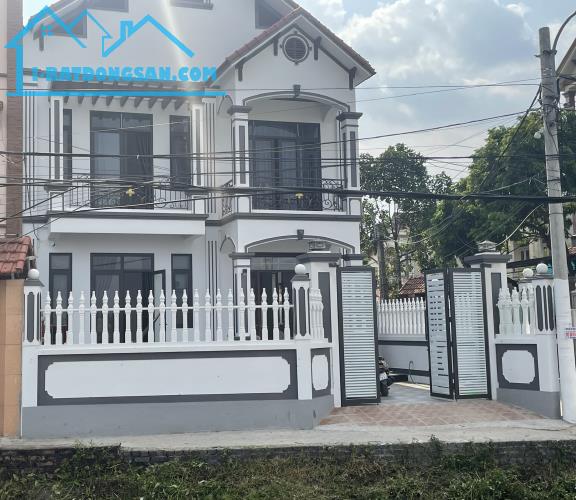 Bán biệt thự 202m2, 3 tầng, mặt tiền 16m giá 12,6 tỷ.