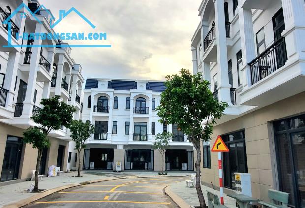 Chỉ trả trước 1,17 tỷ (30%) nhận ngay nhà phố Phước Điền Midtown đối diện chợ bình phước