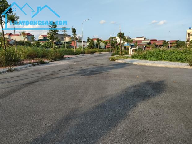 Diện tích 100 m mặt tiền 5 m 2 thoáng kinh doanh buôn bán đỉnh chỉ nhỉnh 2 tỷ 
Đất phân - 1