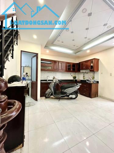 Kẹt tiền kinh doanh, bán gấp nhà CMT8, Quận 10, gần Quận 3