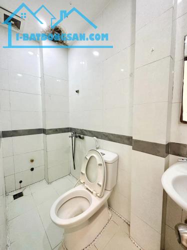 Kẹt tiền kinh doanh, bán gấp nhà CMT8, Quận 10, gần Quận 3 - 3
