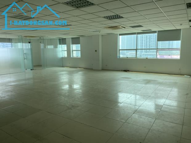 Cần cho thuê văn phòng  50m2,100m2,130m2,260m2,400m2 mặt phố Đội Cấn Quận Ba Đình.