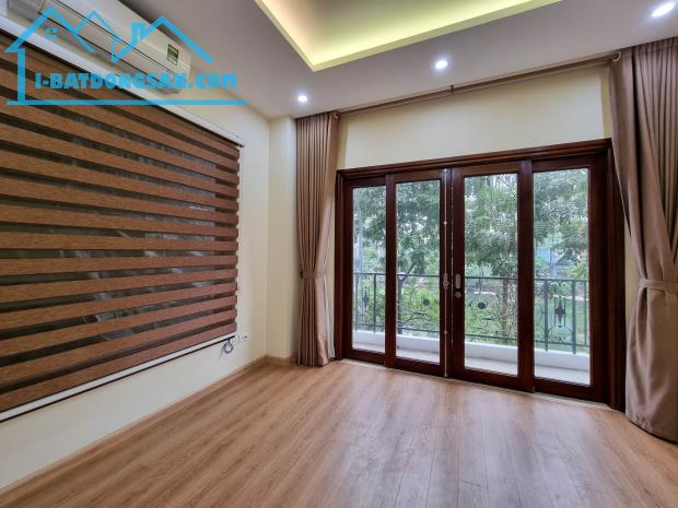 Bán nhà Trương Công Giai 60m2 , 5 tầng , ô tô vào nhà chỉ 12,9 tỷ . - 1