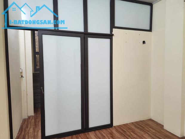 Bán gấp nhà mặt phố Giáp Bát, quận Hoàng Mai, Hà Nội 60m2* 3 tầng, MT 4m, giá 9.6 tỷ - 2