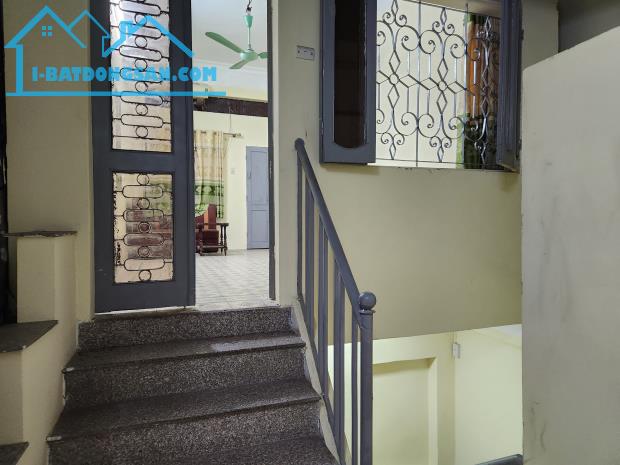 Bán gấp nhà mặt phố Giáp Bát, quận Hoàng Mai, Hà Nội 60m2* 3 tầng, MT 4m, giá 9.6 tỷ
