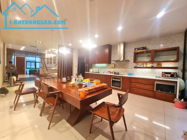 ⚜️ Bán nhà mặt phố VIP Hoàng Cầu, Đống Đa, 200m2 MT 5m, Chỉ 62 Tỷ ⚜️