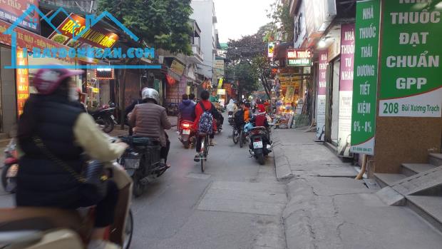 Bán nhà mặt phố Bùi Xương Trạch, 180m2, MT 8m, 3 thoáng, giá 122tr/m2