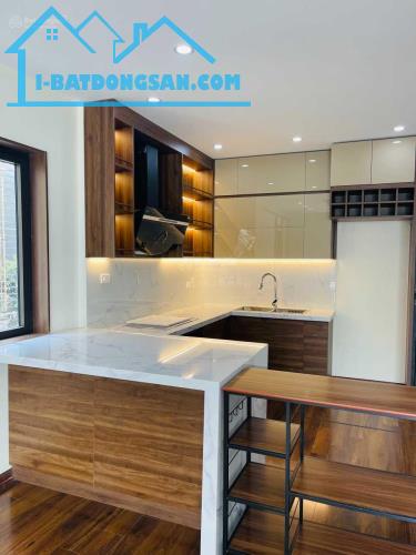 Cần bán nhà lô góc đường Nguyễn Văn Cừ 55m2 x 5 tầng nội thất hiện đại 12,7tỷ, Ô tô, Kd.