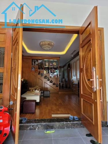 Mặt Phố Chính Văn Phú 102M mt5,3m 5tầng thang máy ở sướng KD VP đắc địa, vỉa hè rộng