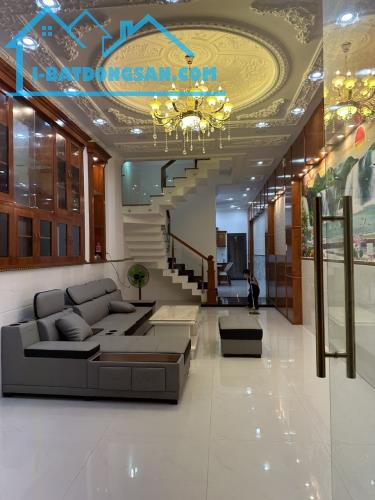 Bán nhà MẶT TIỀN Huỳnh Thị Hai phù hợp KD Spa, VP, Showroom... chỉ 9 tỷ nhỉnh.