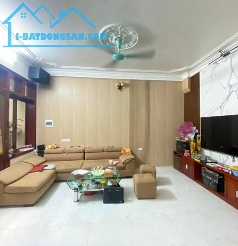 Bán nhà phố Đê La Thành thông Xã đàn Đống đa ô tô đỗ 45m ngõ thoáng 62m 9.8 tỷ
