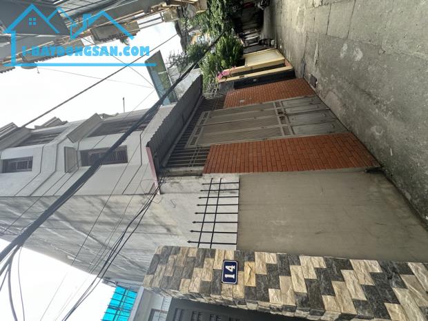 Bán nhà Định Công, 45m2, MT4.2, cách phố 20m, xây dựng cực tốt, ở sướng, giá 8.8 tỷ.