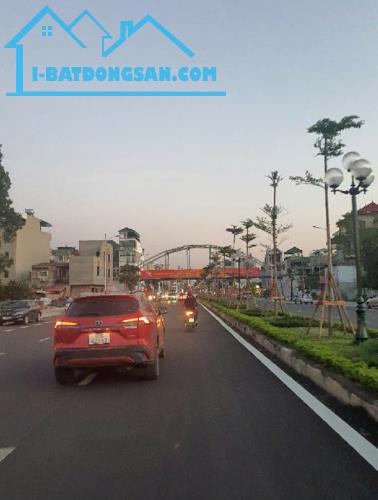NHÀ MỚI KÍNH KOONG, XÂY HIỆN ĐẠI, GA RA, THANG MÁY, THOÁNG TR SAU, Ô TÔ TRÁNH, KINH DOANH