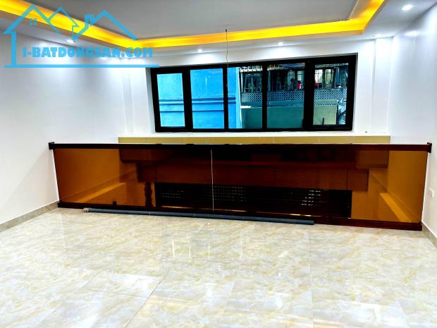 Nhà Đẹp, Gần Hồ, Phố Trần Hữu Tước, Đống Đa, 8 Tầng Thang Máy, MT 5m, Nhỉnh 13Tỷ.