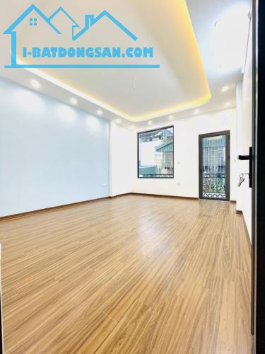 Bán nhà đường Hoàng Mai. Diện tích 40 m2, nhà 6 tầng, phân lô, gara ô tô, kinh doanh, 10T - 3