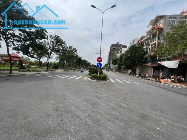 CẦN B. ÁN CỰC GẤP TRỤC ĐẠI LỘ BẢO LONG ĐANG NÓNG NHƯ CHẢO LỬA  Dt 100 m  Mt : 5m   Giá : - 2