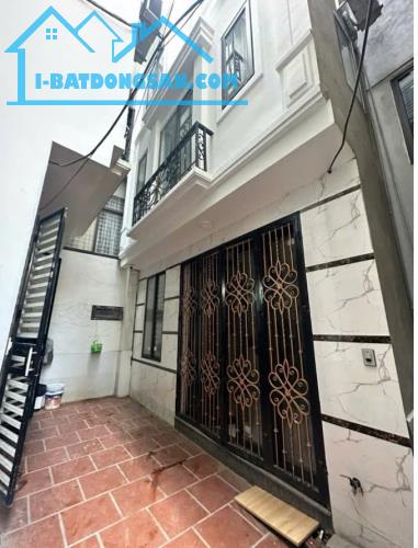 CC bán nhà tổ 15 Yên Nghĩa. 4 tầng (33m²), giá 3.3 tỷ. 50m ra đường ô tô. Lh 0966929600