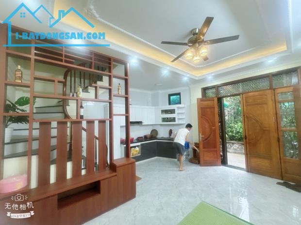 Bán gấp lô góc phố xốm mặt đường lớn kinh doanh đỉnh cao view hồ 3 ô tô tránh - 4