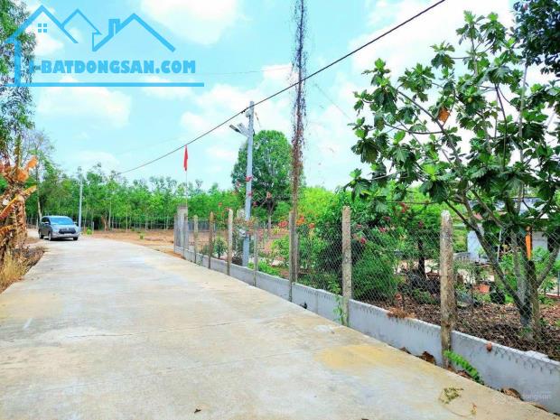 ĐẤT NGỘP- GIÁ RẺ Ở THỊ XÃ- DT 620M2 ĐẤT,T.CƯ 100M SÁT CHỢ DÂN ĐÔNG. GIÁ 220 TRIỆU - 2