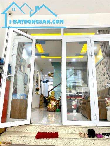 Bán gấp nhà HXH Quận 7 170m2 ngang 4 1T3L nội thất cao cấp sổ sẵn giá 9.45 tỉ