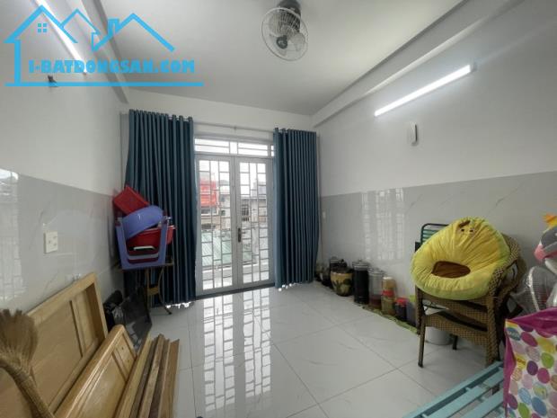 Gấp bán nhà Thủ Đức, 3 tầng, nền dt 70m2, giá 7.5 tỷ, gần Mt Lê Văn Việt, Q.9(cũ). - 3